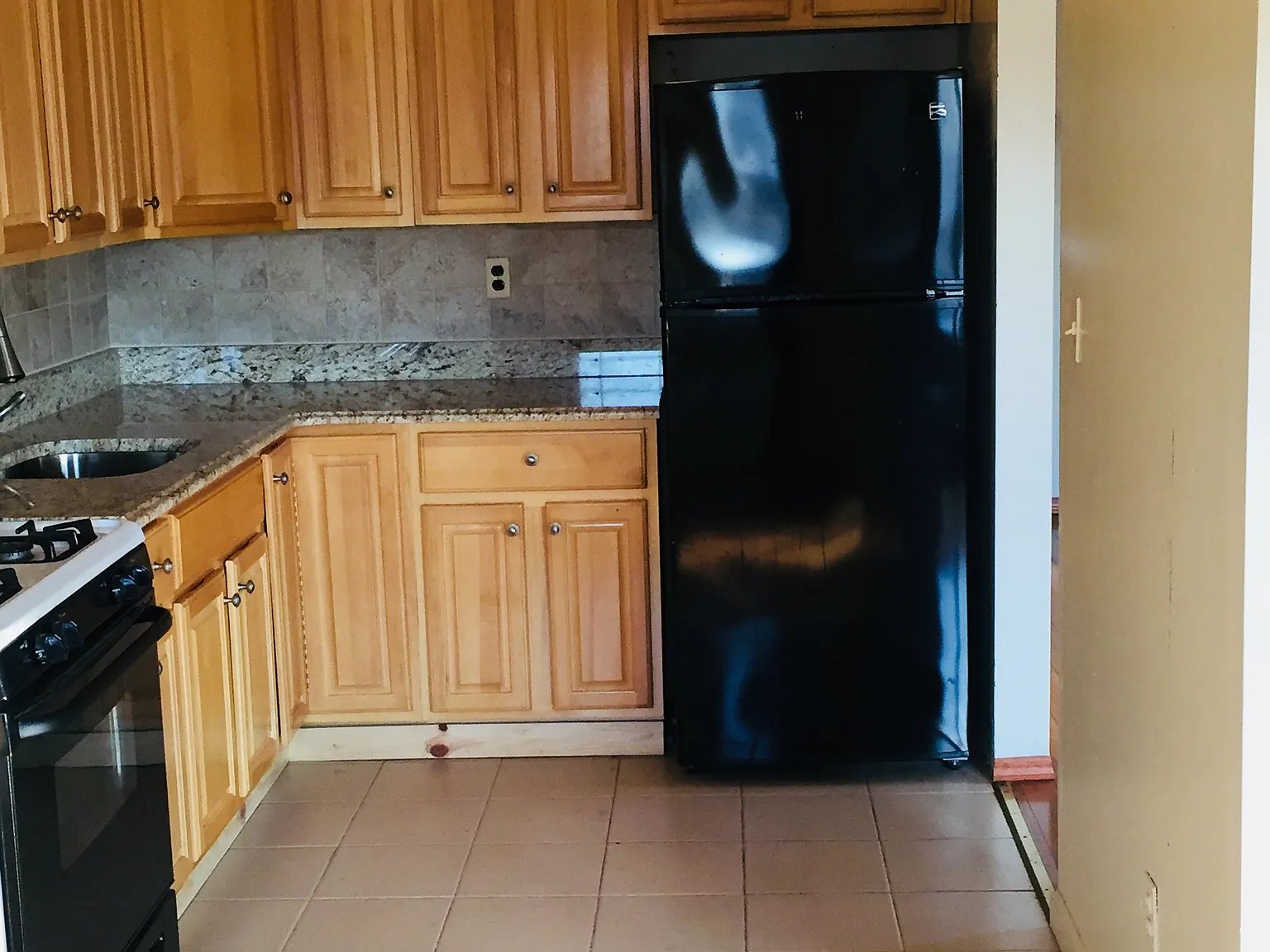 3 bed, 1.5 bath, 1700 sqft, $3,300 — Photo 3