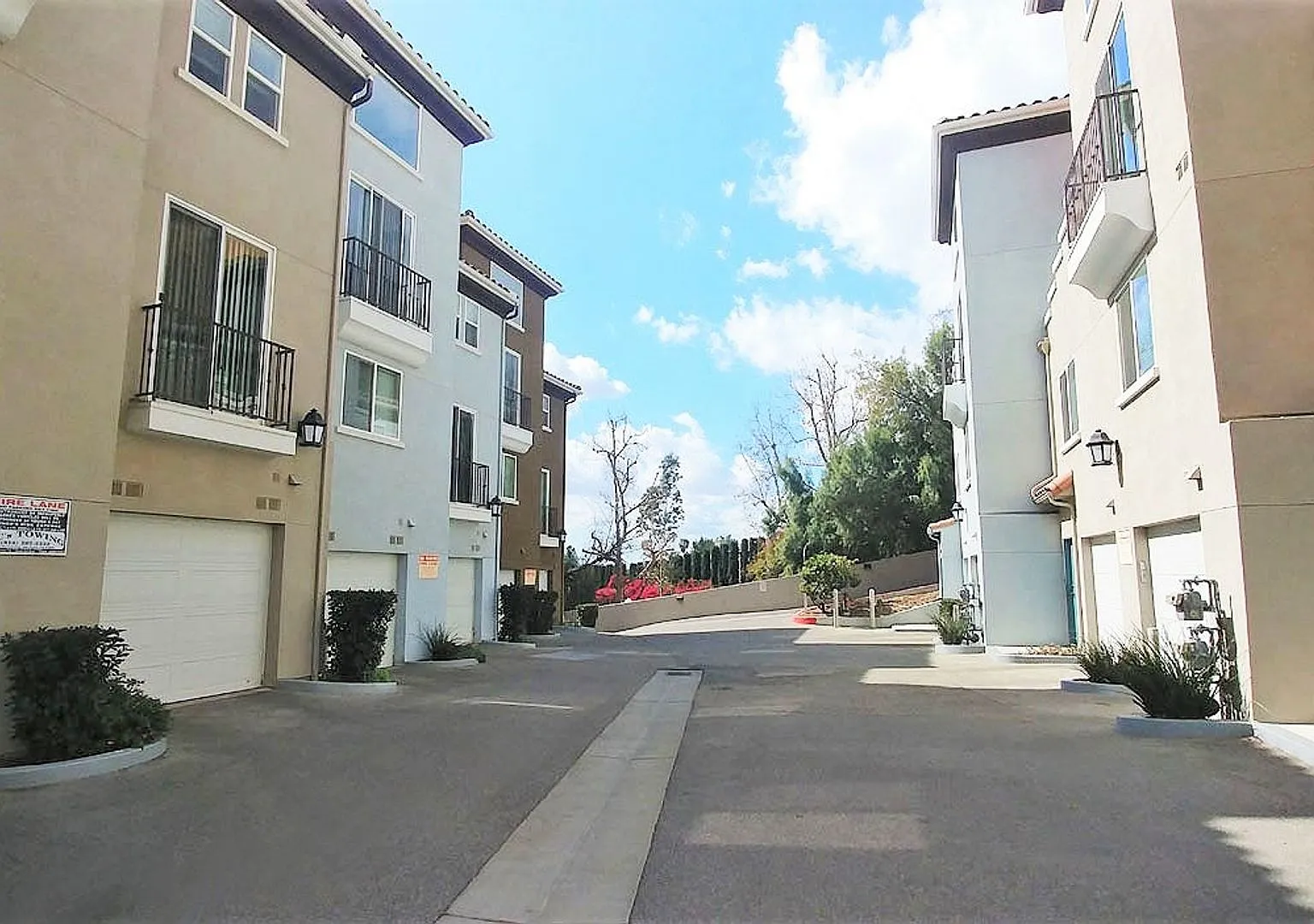 Almeria Townhomes — Photo 3