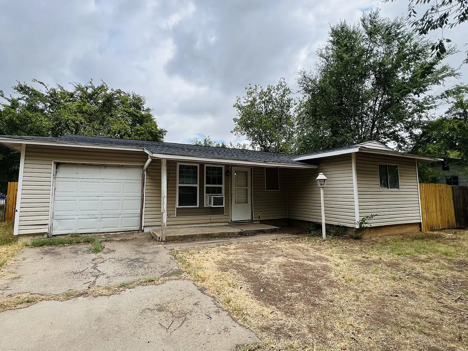 3 bed, 1.0 bath, $875 — Photo 1