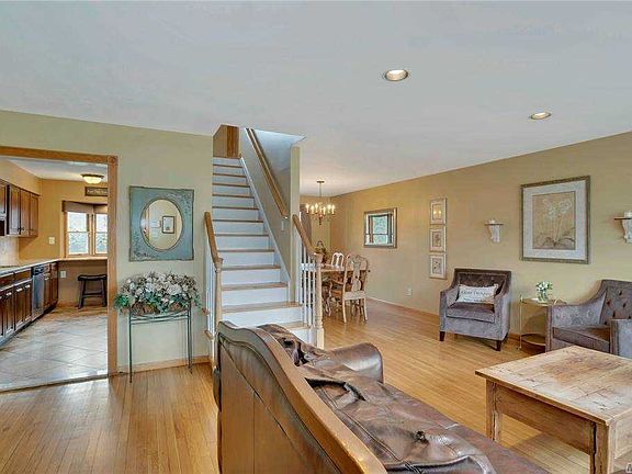 5th image of 10 Geneva Pl