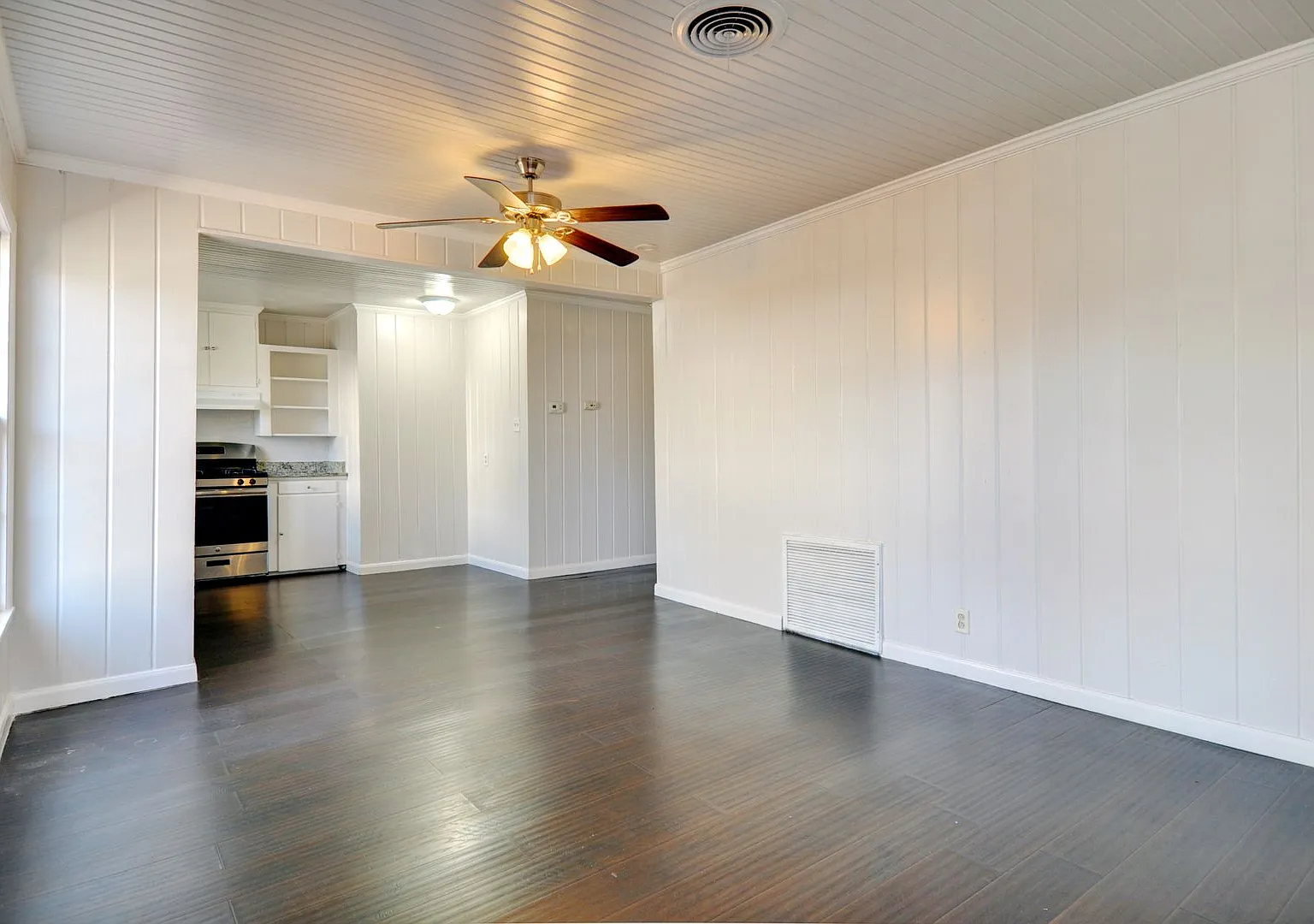 Adorable Backhouse — Photo 4