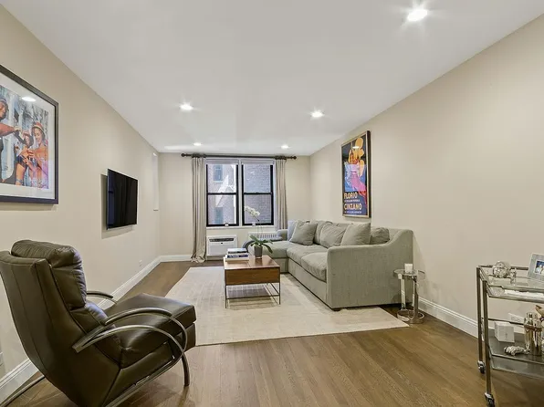 100 Bank St APT 2A, New York, NY 10014