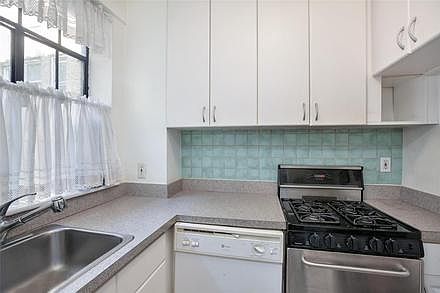 4th image of 333 E 43rd St APT 701