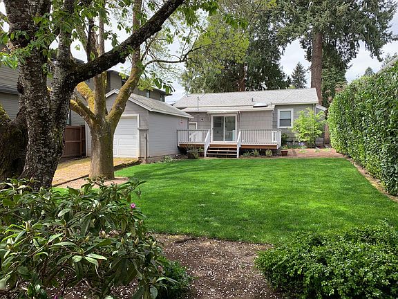 Spacious fully fenced and landscaped backyard. Landscape maintenance is included in rental