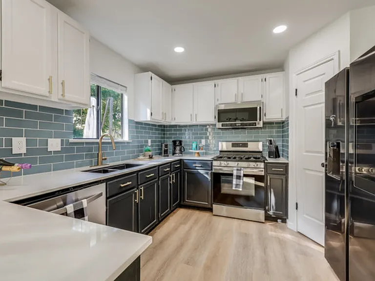 Lavinia Ln — Photo 11