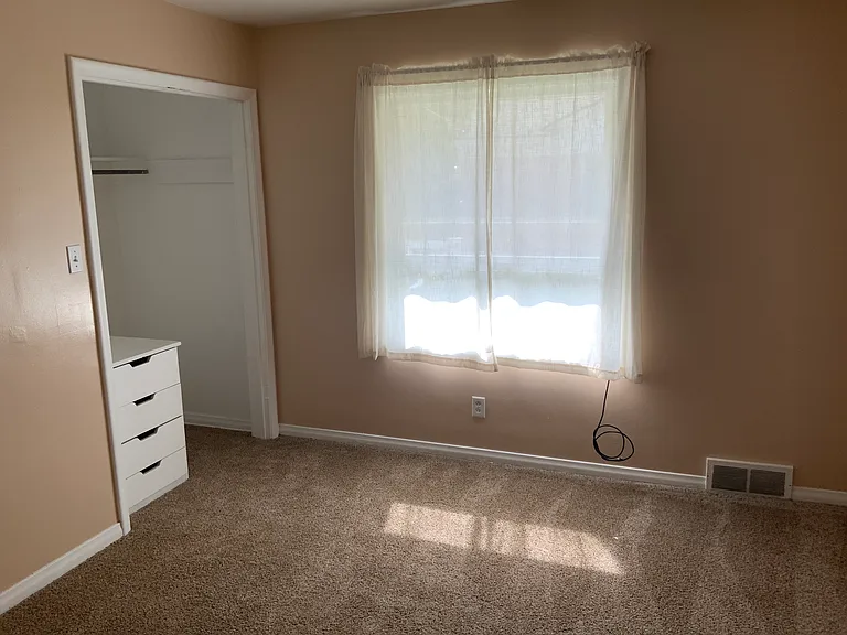 2200 S Lee Ave — Photo 8