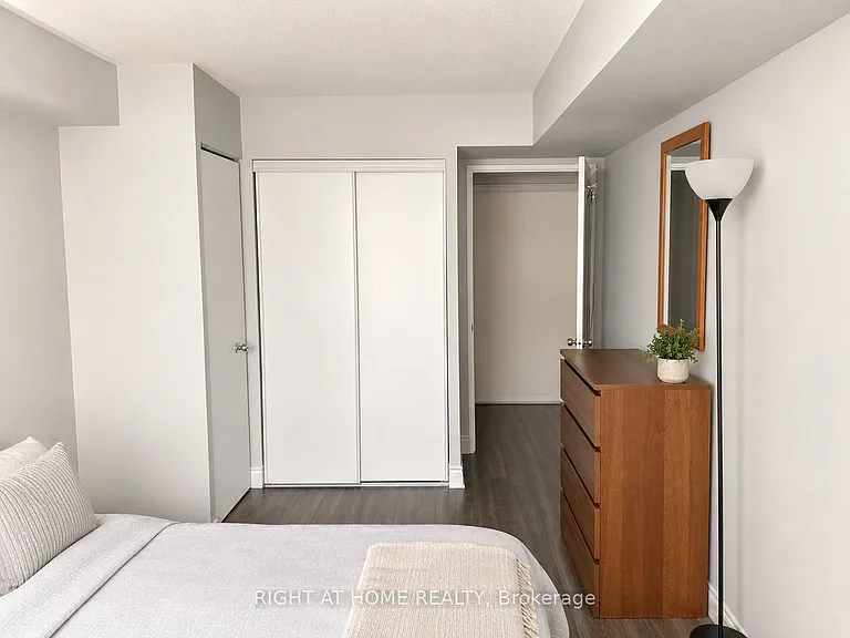 21 Overlea Blvd #1202 — Photo 8