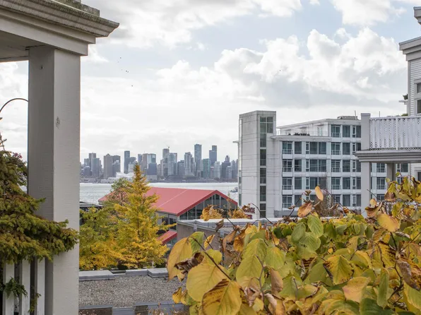 147 E 1st St #313, North Vancouver, BC V7L 1B2