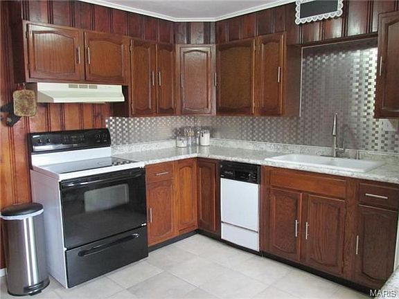4th image of 840 Brown St