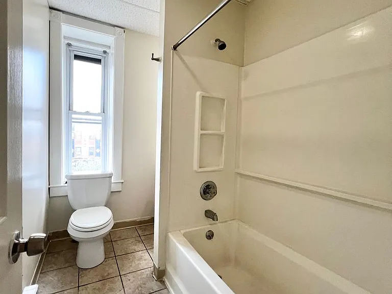 698 E Main St — Photo 8