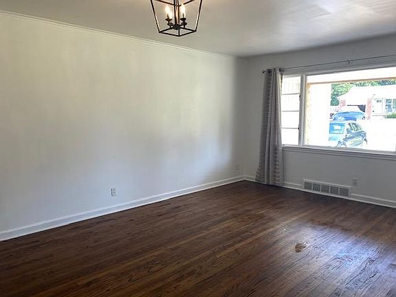 LIVING FACING STREET