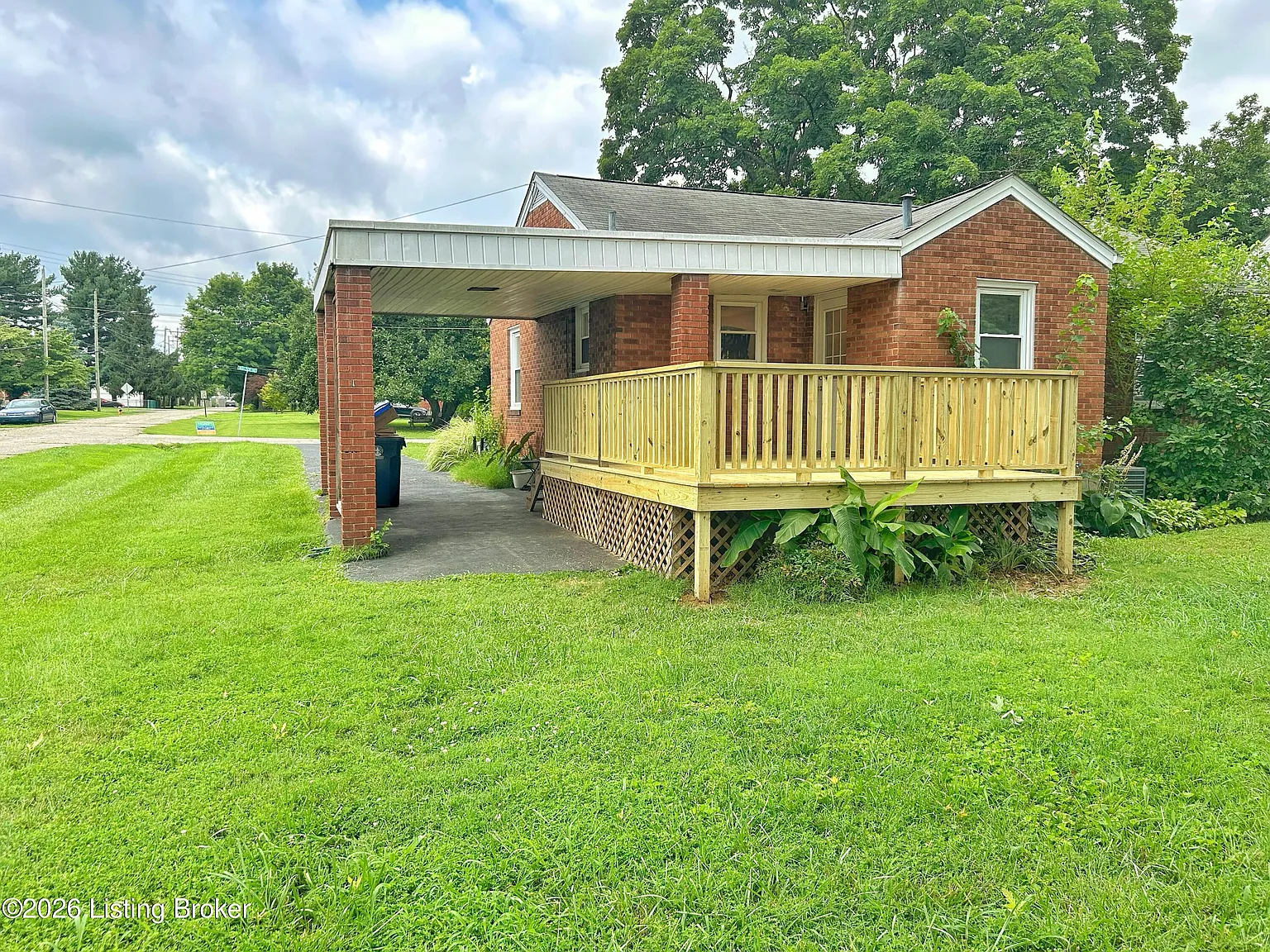 3 bed, 1.5 bath, 1020 sqft, $1,795 — Photo 2