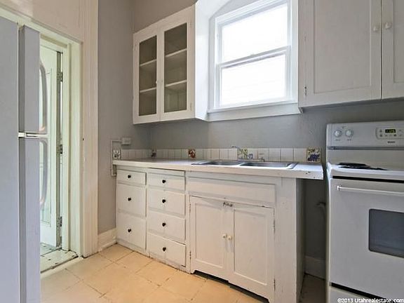3rd image of 853 S Park St