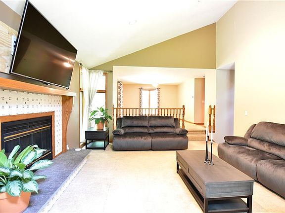 4th image of 342 Oakley Dr E