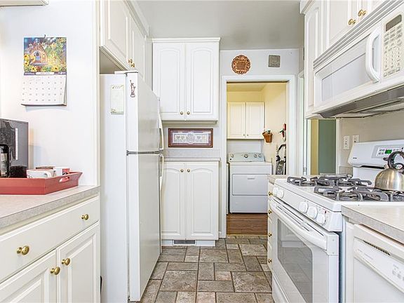 5th image of 327 Janice Dr