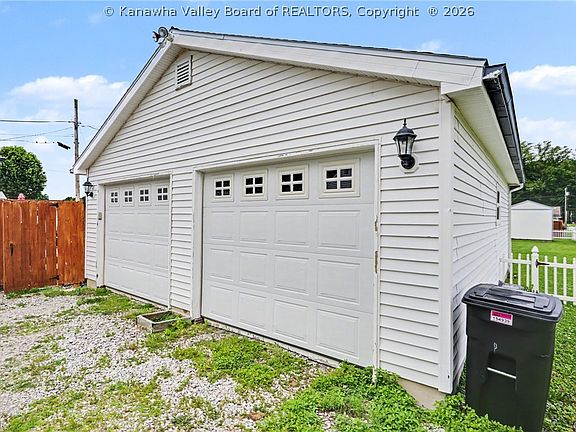 4th image of 950 Roosevelt Blvd