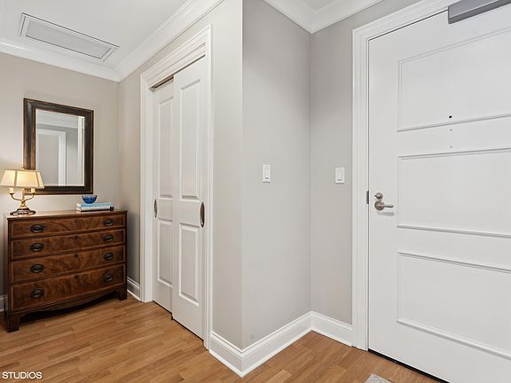 4th image of 10 E Delaware Pl #10C