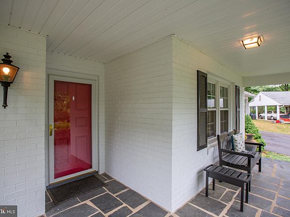 4th image of 2 Barksdale Ct