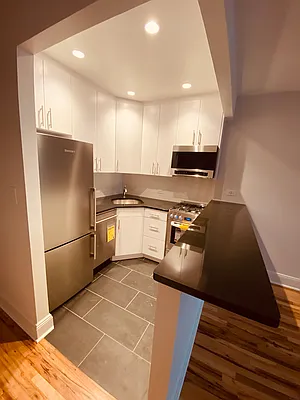 Rented by Metropolis Real Estate of Manhattan | media 8