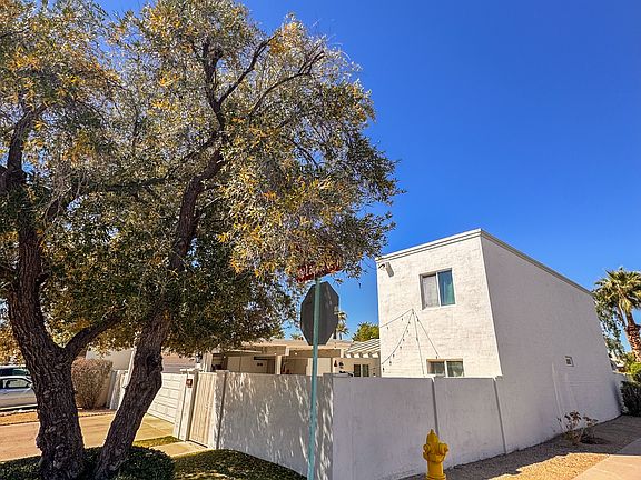2nd image of 208 Laguna Dr W