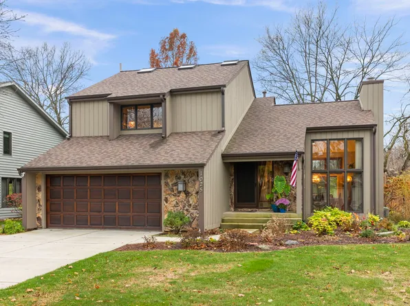 1025 Buckingham Dr, Naperville, IL 60563
