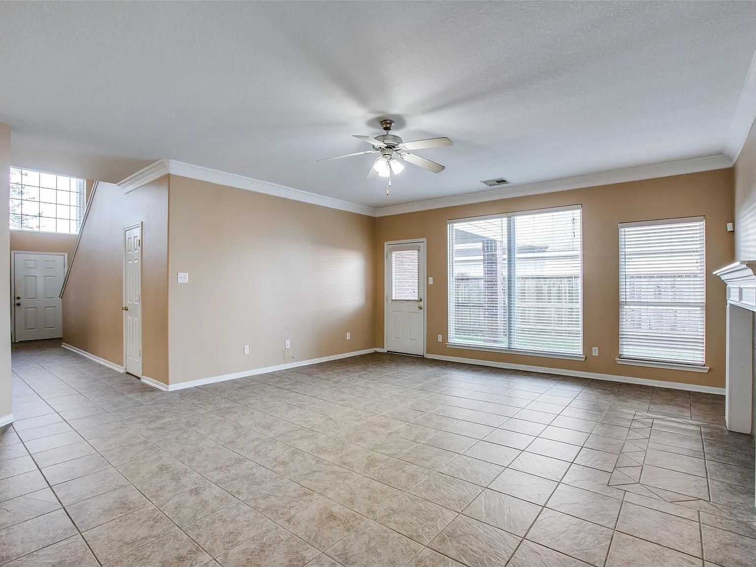 4 bed, 2.5 bath, 3111 sqft, $2,400 — Photo 3