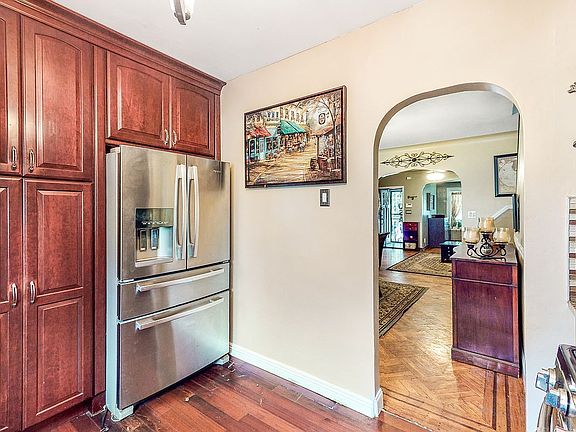 5th image of 6403 Avenue