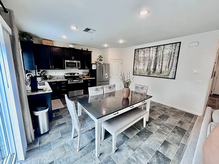 Dinning area view to kitchen