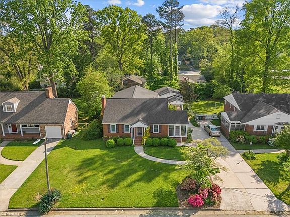 5th image of 2211 Villa Dr