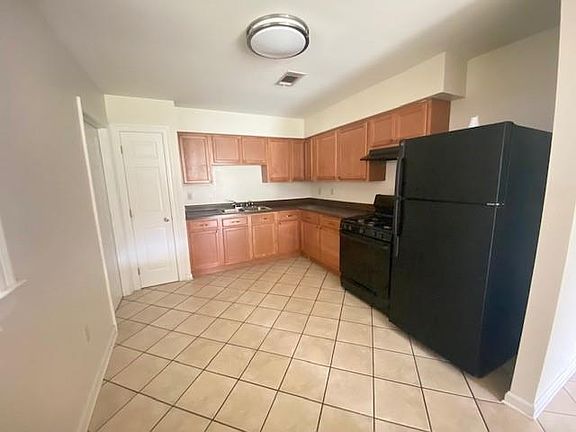 5th image of 3200 Pakenham Dr