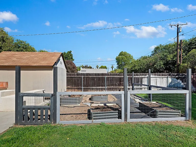 4570 Emerson St — Photo 41