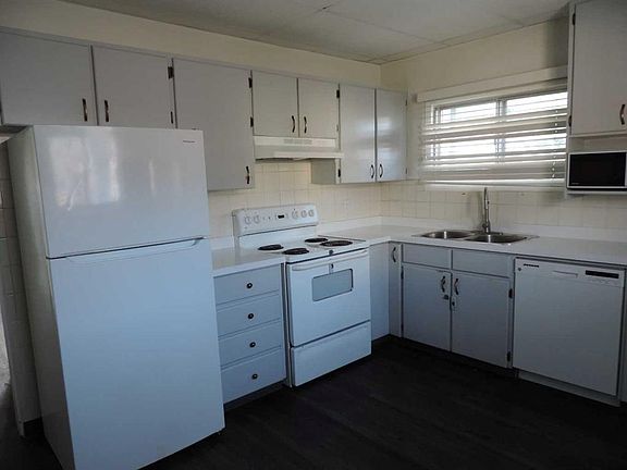 3rd image of 208 SE Patricia St