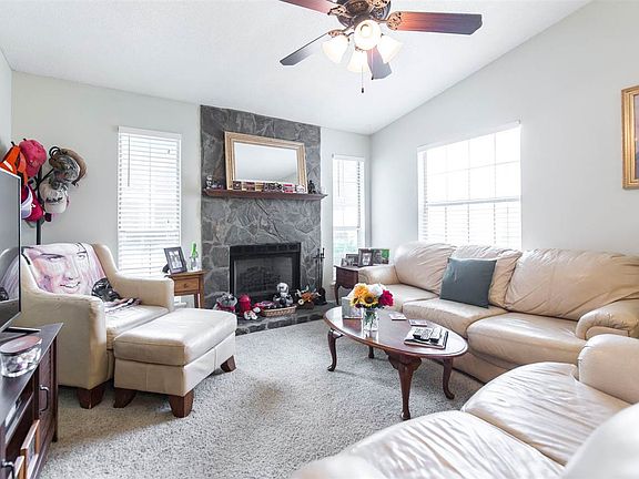 5th image of 322 Somerset Dr