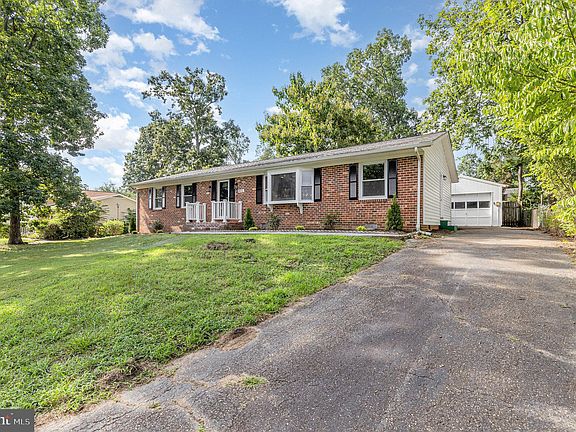 3rd image of 410 Deerwood Dr