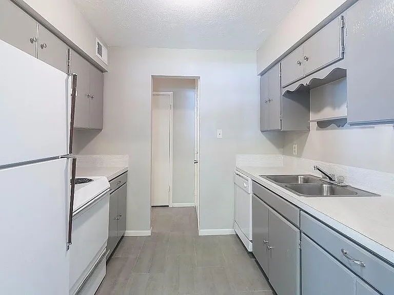 1009 Washington St — Photo 3