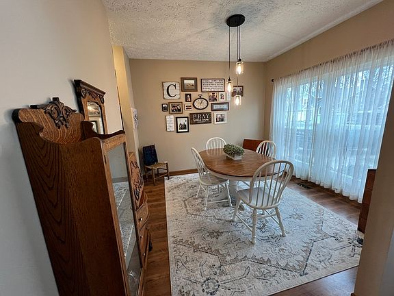 3rd image of 719 Bur Oak Ct W