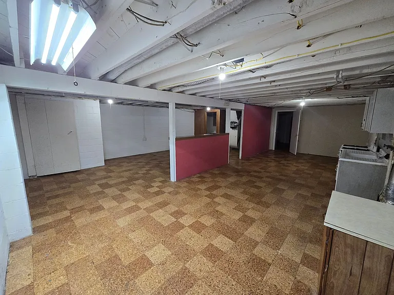 322 Webster St — Photo 49