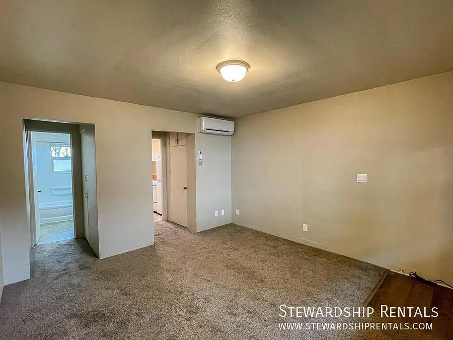 Building Photo - 942 E 18th Ave #8