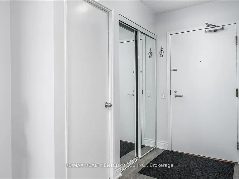 21 Overlea Blvd NE #506 — Photo 2