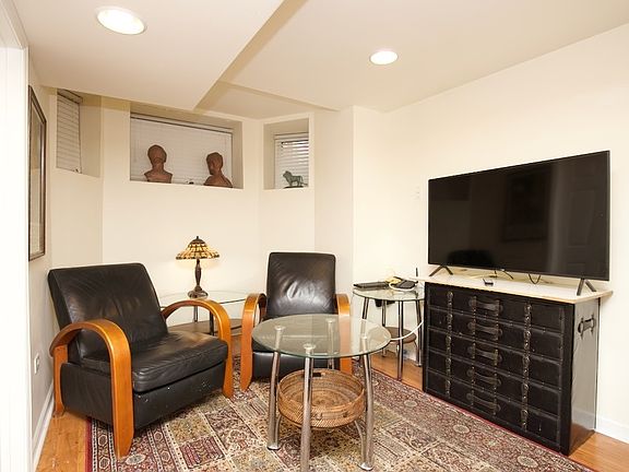 2nd image of 931 W Newport Ave #Ttwoo
