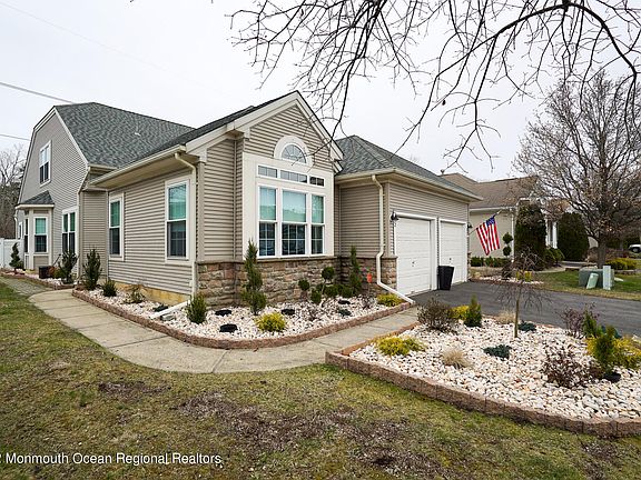 3rd image of 32 Devereux Drive