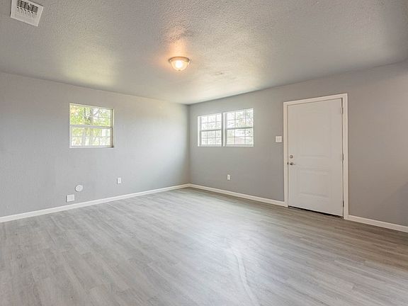 3rd image of 711 Snyder St