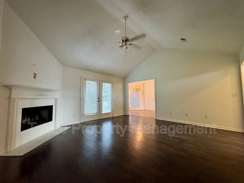 4 bed, 2.0 bath, 1995 sqft, $2,100 — Photo 2