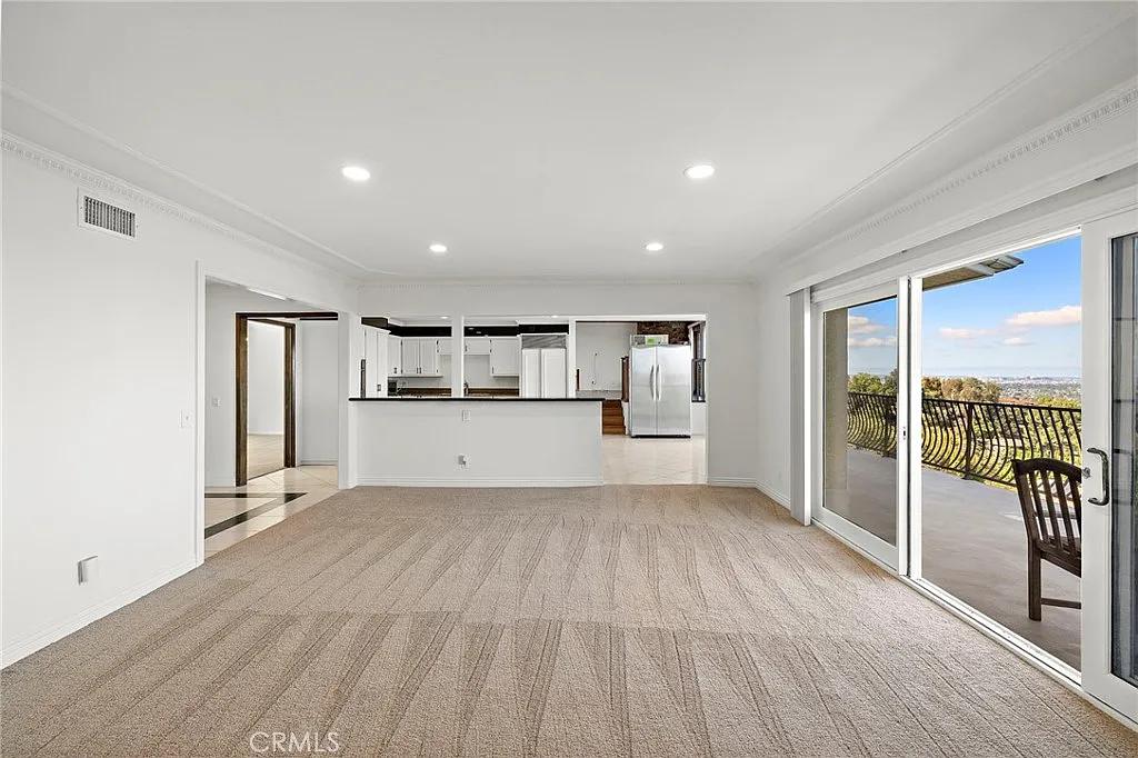 5 bed, 6.0 bath, 6000 sqft, $7,900 — Photo 4