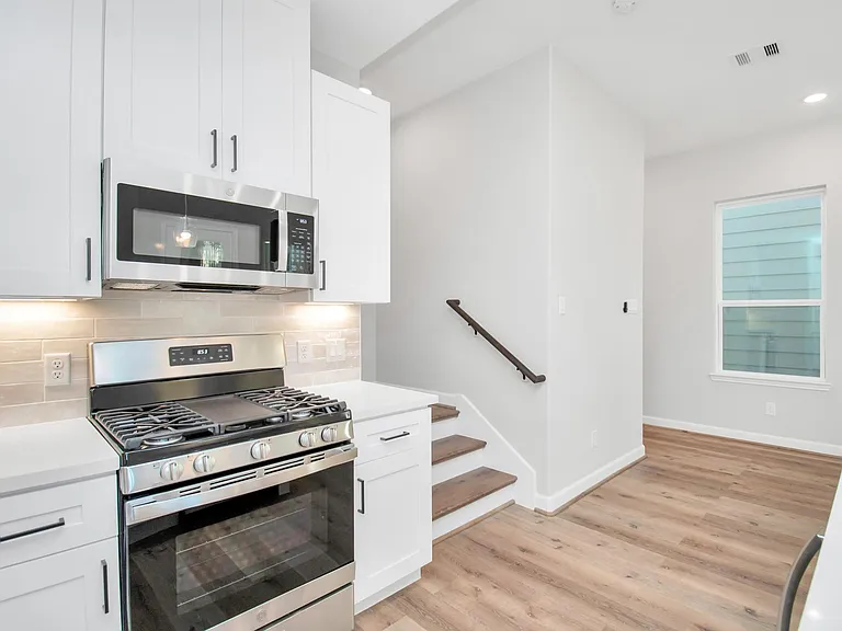 2355 Hoskins Dr — Photo 13