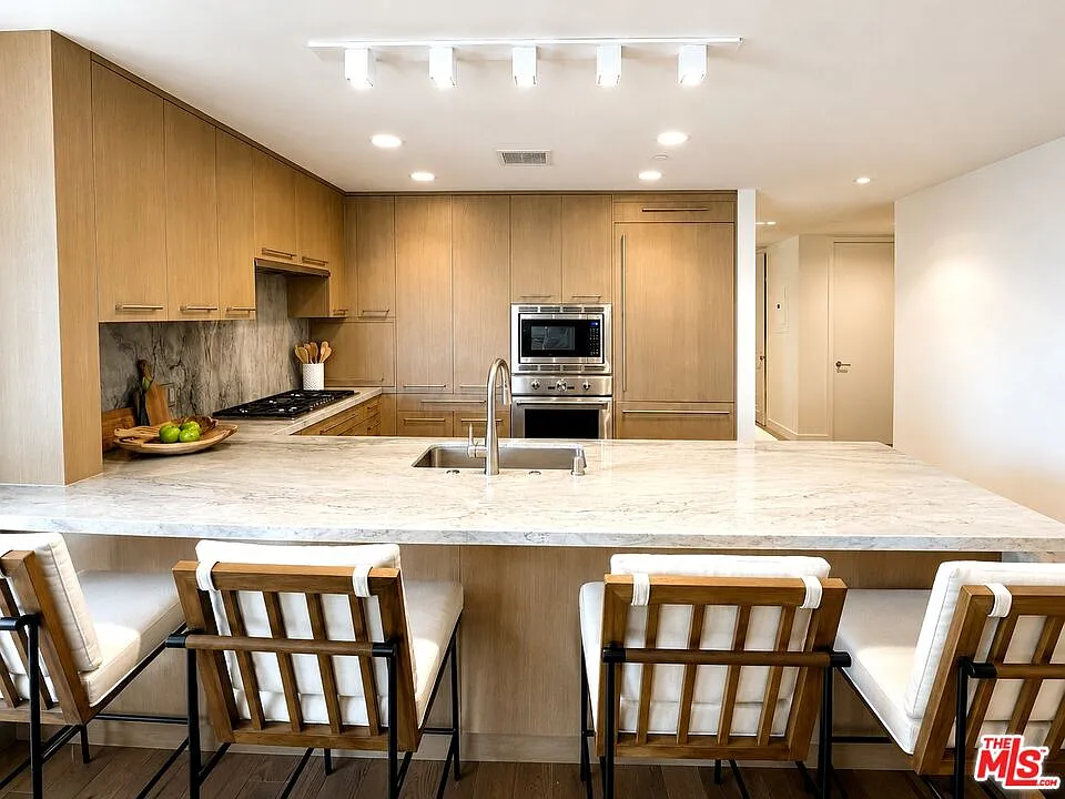 3 bed, 3.5 bath, 2000 sqft, $14,500 — Photo 4