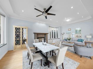 213 W 28th St, North Vancouver, BC V7N 2H9