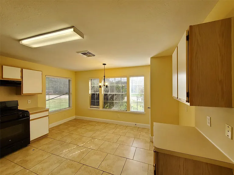 1413 Bridle Path — Photo 9
