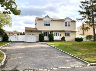 22 Arden Ln, Commack, NY 11725