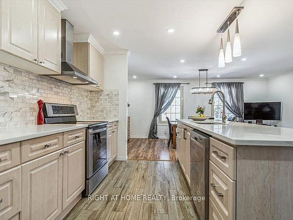 4th image of 4 1/2 Leaside Dr
